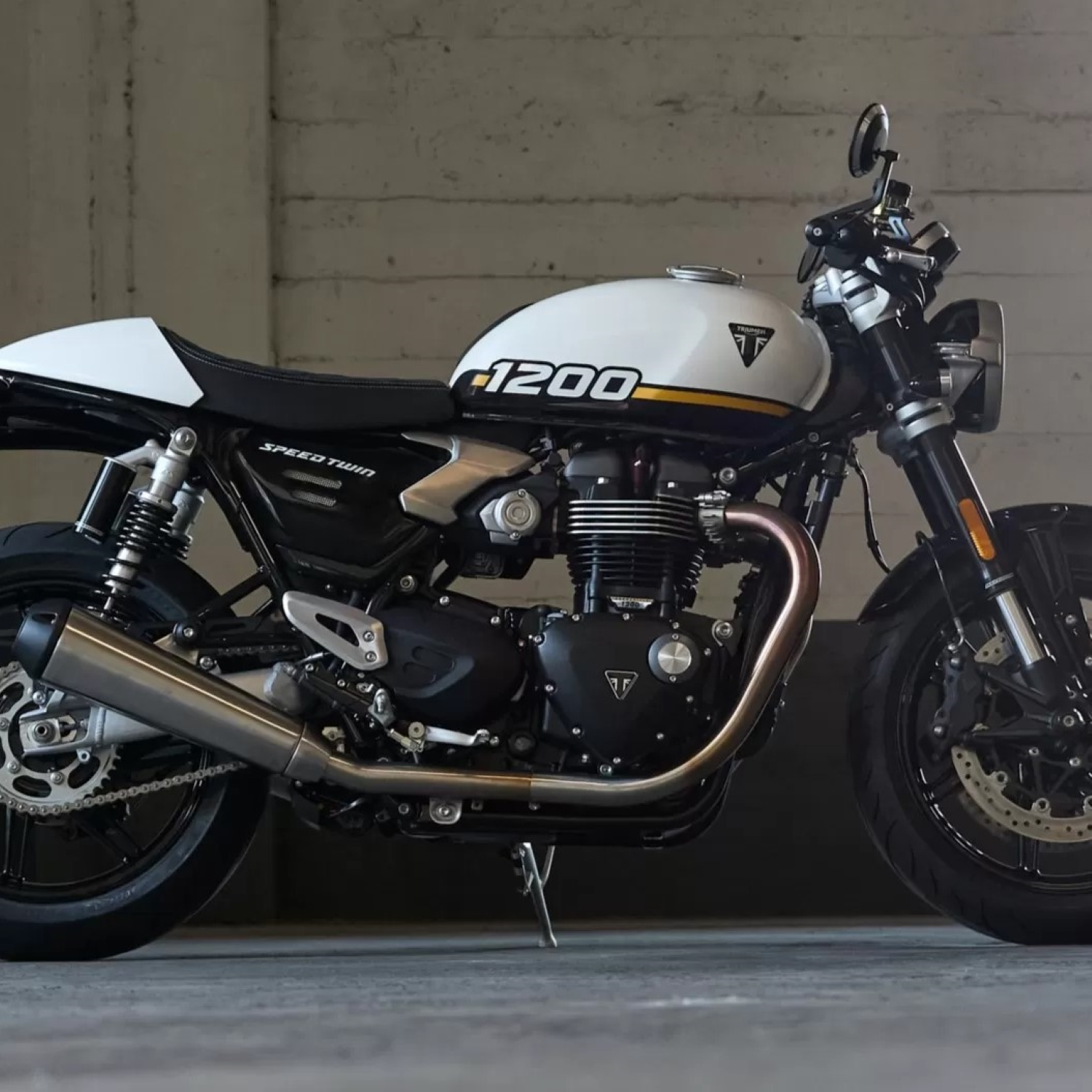 Triumph Crystal White pearl (code NW) Paint Product